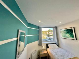 2BR Furnished l Wi-Fi l Parking in Leeds - 8