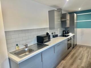 2BR Furnished l Wi-Fi l Parking in Leeds - 1