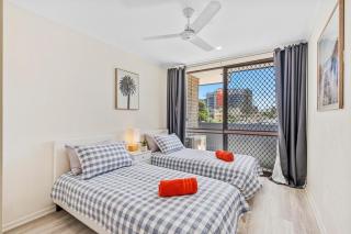 Sunny, Stylish Island Stay Minutes from Surfers - 7