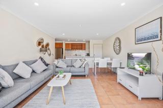 Sunny, Stylish Island Stay Minutes from Surfers - 5