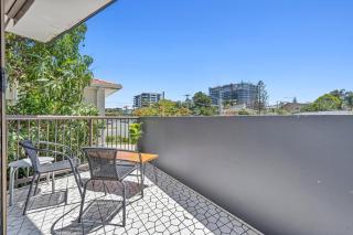 Sunny, Stylish Island Stay Minutes from Surfers - 2