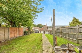 Peaceful location with FREE parking for 2 cars - hosts up to 4- business or leisure stays, inc hot-tub-Netflix-complimentary breakfast - 4