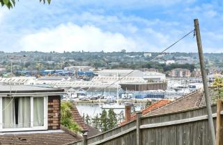 Peaceful location with FREE parking for 2 cars - hosts up to 4- business or leisure stays, inc hot-tub-Netflix-complimentary breakfast - 7