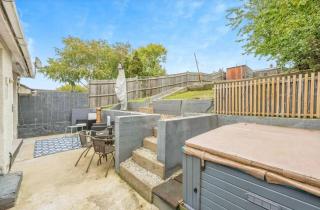 Peaceful location with FREE parking for 2 cars - hosts up to 4- business or leisure stays, inc hot-tub-Netflix-complimentary breakfast - 6