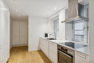 Bright Central Apartment with Balcony - 3