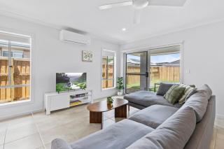 Fresh and Stylish 4BR Getaway Near Local Parklands - 7