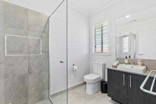 Fresh and Stylish 4BR Getaway Near Local Parklands - 2