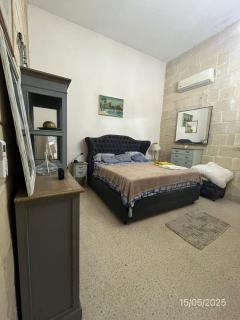 Master Suite with Kingsize Bed and Ensuite - 2