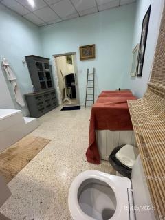 Master Suite with Kingsize Bed and Ensuite - 2