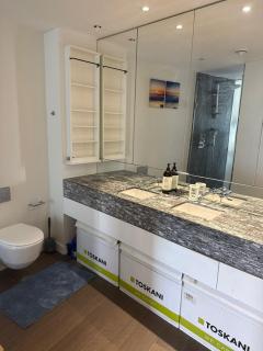 Stylish & Spacious 2BR 2BA, 02 Greenwich - 2