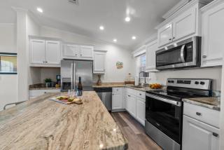 Sunny Retreat-Near Beach-Pickleball-Heated Pool! - 5