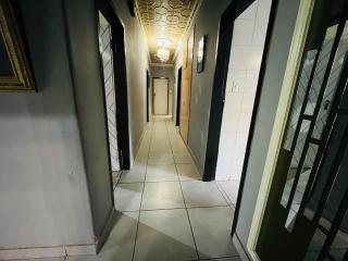 Chic 3-bed home with comfort - 8