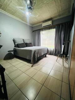 Chic 3-bed home with comfort - 6