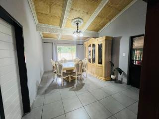 Chic 3-bed home with comfort - 2