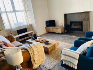 Luxury coastal retreat with sea views - 4