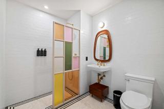 Freeman 201 by Rove - 2BR Condo with Shared Amenities - 2