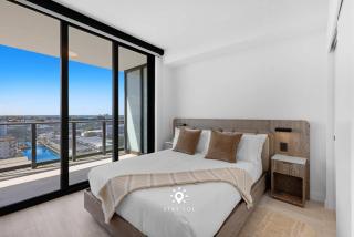 Chic 2BR Apartment Gym & Balcony Views - 4