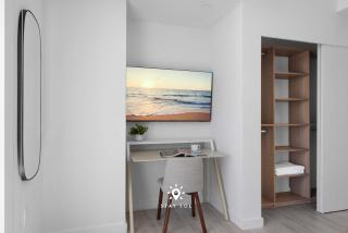 Chic 2BR Apartment Gym & Balcony Views - 1