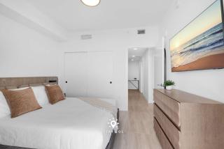 Chic 2BR Apartment Gym & Balcony Views - 4