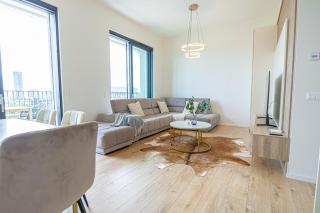 Fancy 2BR & 1LR Apartment Panoramic Sky View - 9