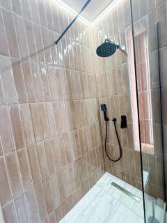 Sky Escape - Private Parking, Kingsize Bed - 3