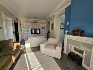 Water's Edge Lakefront Apt at Pacific Victorian - 0