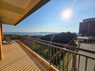 Water's Edge Lakefront Apt at Pacific Victorian - 9