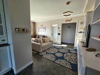 Water's Edge Lakefront Apt at Pacific Victorian - 6