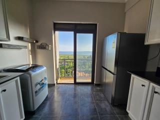 Water's Edge Lakefront Apt at Pacific Victorian - 2