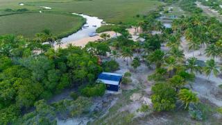 Container Azul na beira do rio e a poucos metros do mar - 1