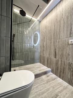 Sky Heaven - Airport 2 Bedroom Apartment - Parking - 1