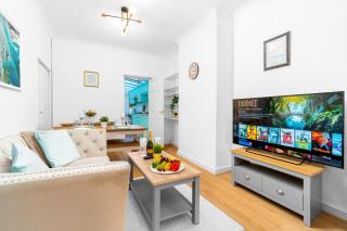 Stylish 3 Bed House in Harborne - Parking - Garden - Near QE Hospital & University - Wi-Fi 122G - 0