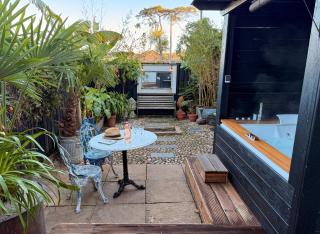 The Cabana Luxury Award Winning Tiny Home with Hot Tub and Private Garden 2 mins Walk to Ryde Beach - 3