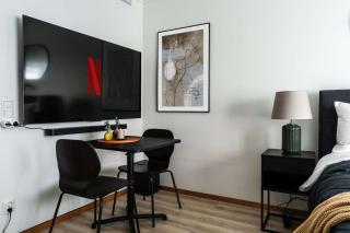 Guestly Homes - Modern Studio Apt - 7