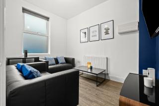 Modern & Spacious, 4BR 4Bath, Parking, Sleeps 8 - 9