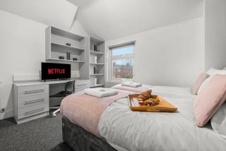 Modern & Spacious, 4BR 4Bath, Parking, Sleeps 8 - 1