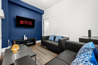 Modern & Spacious, 4BR 4Bath, Parking, Sleeps 8 - 0