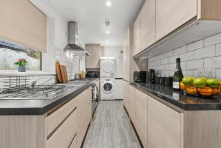 Modern & Spacious, 4BR 4Bath, Parking, Sleeps 8 - 8