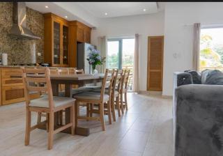 Paradise Found 3Bedroom Apartment with Pool - 4