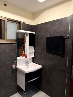 Cozy Private Room with Bath & Wi-Fi Near Market - 1