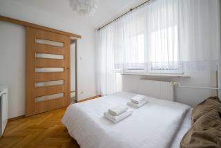 Solidarności City View Apartment by BookingHost - 8