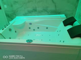 Premium Relaxation Apartment with Jacuzzi & Sauna! - Braşov - 2