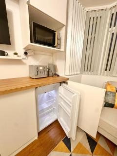 R1-Spacious self-contained private room and its own dedicated private bathroom with kitchenette near QEH - 6