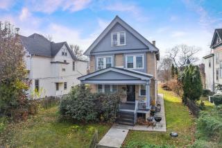 Cozy 1BR King - Near City Airport - 3