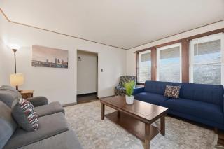 Cozy 1BR King - Near City Airport - 1