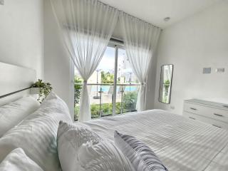 Melody 2BDR Condo with Pool View in Coral Bay #2 - 4