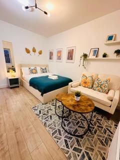 R4 Newly renovated Elegant private room with its own kitchenette near QE hospital - 0