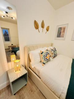 R4 Newly renovated Elegant private room with its own kitchenette near QE hospital - 8