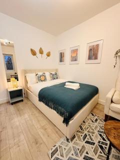 R4 Newly renovated Elegant private room with its own kitchenette near QE hospital - 5