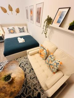 R4 Newly renovated Elegant private room with its own kitchenette near QE hospital - 2